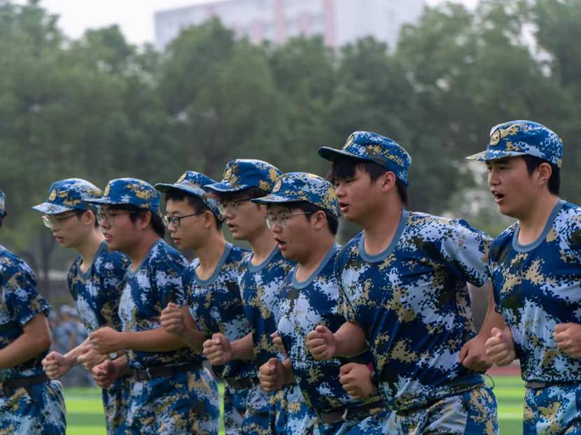 一群戴帽子的男人 AI 生成的内容可能不正确。