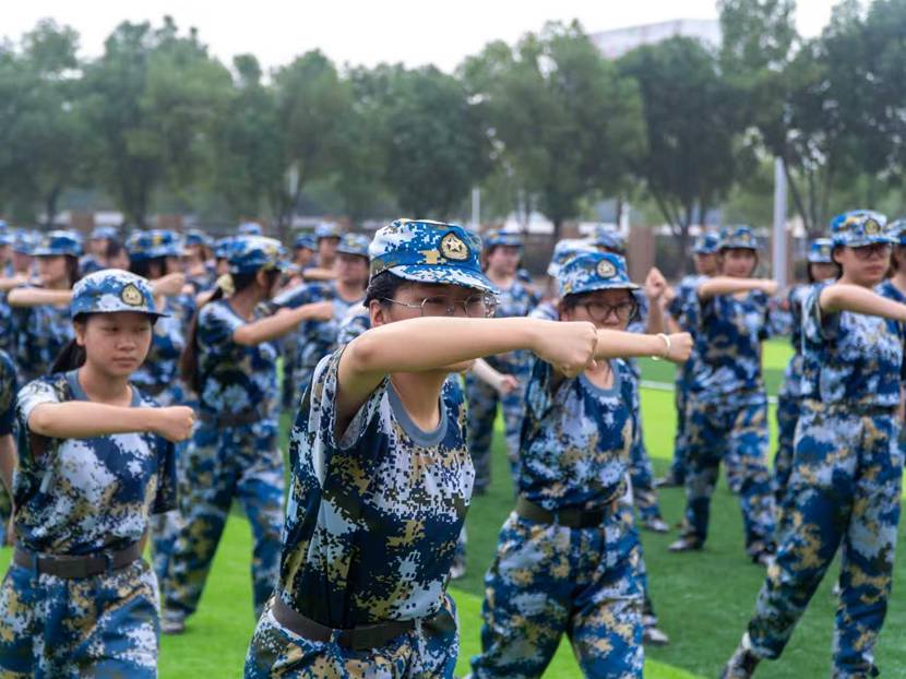 一群人站在草地上 AI 生成的内容可能不正确。